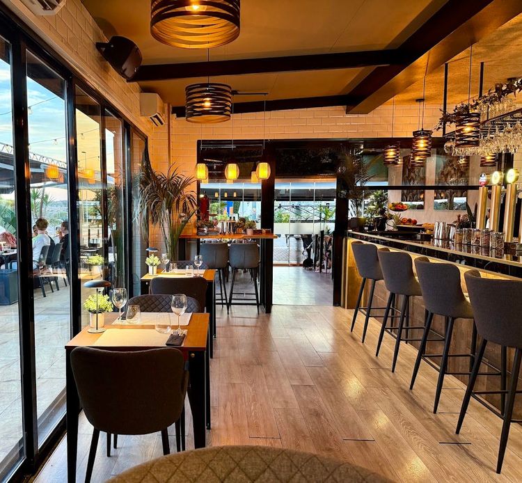 Leo Restaurant & Bar